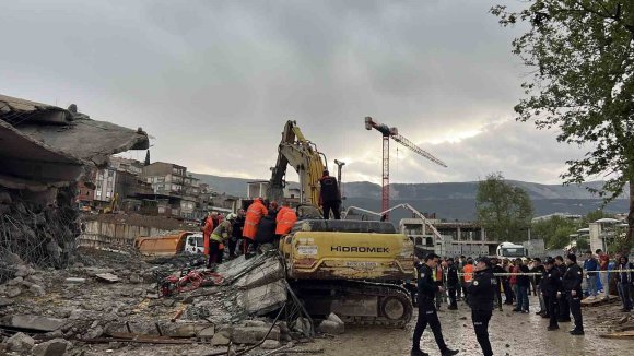 OPERATÖR ENKAZ ALTINDA KALDI: 1 YARALI