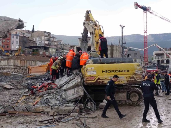 OPERATÖR ENKAZ ALTINDA KALDI: 1 YARALI