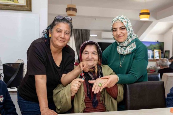 MANAVGAT’TA HUZUREVİ SAKİNLERİNE YÖNELİK EL SANATLARI ETKİNLİĞİ DÜZENLENDİ