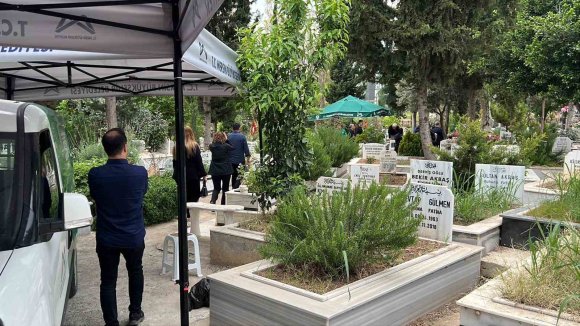 BOĞAZINA ÇİLEK KAÇARAK HAYATINI KAYBEDEN MİNİK MUSTAFA MERSİN’DE TOPRAĞA VERİLDİ