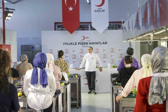 ADANA’DA KADINLAR AŞÇILIK ATÖLYESİNDE EĞİTİM ALDI