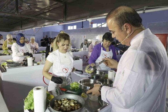 ADANA’DA KADINLAR AŞÇILIK ATÖLYESİNDE EĞİTİM ALDI
