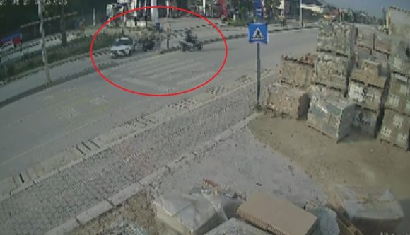 YAYA GEÇİDİNİ KULLANMAYA ÇALIŞAN OTOMOBİLLE ÇARPIŞAN MOTOSİKLETLİ METRELERCE HAVAYA UÇTU