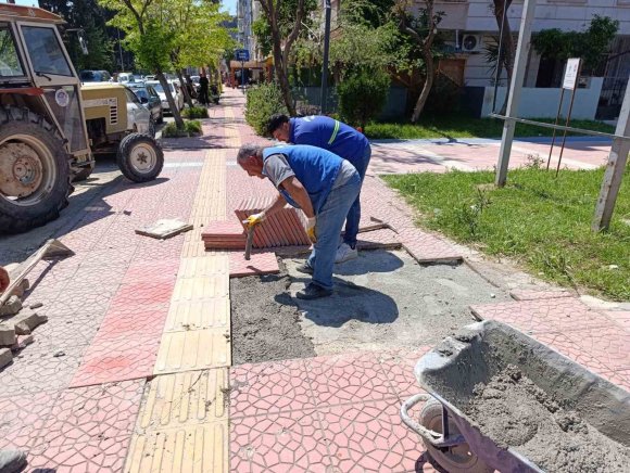 AKDENİZ’DE YOL VE KALDIRIMLAR YENİLENİYOR