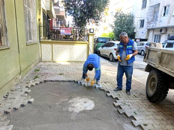 AKDENİZ’DE YOL VE KALDIRIMLAR YENİLENİYOR