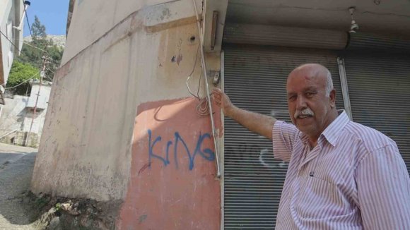 YILLARDIR MAHALLEYİ MESKEN TUTAN ARILARI ÇOCUKLARIN ATTIĞI TAŞ KIZDIRDI