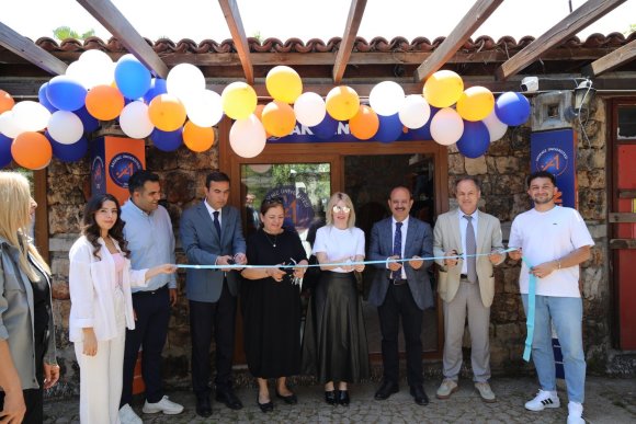 AKDENİZ ÜNİVERSİTESİ LOGOLU ÜRÜNLER MAĞAZASI AÇILDI