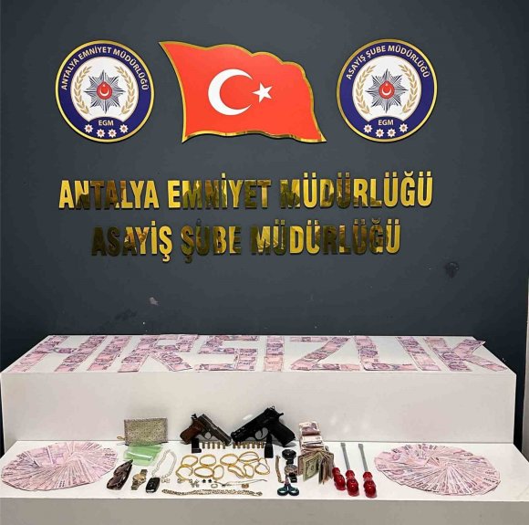 İKİZ PLAKALARLA İLÇELERİ GEZİP EVLERDEN HIRSIZLIK YAPTILAR, 11’İNCİSİNDE YAKAYI ELE VERDİLER