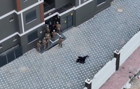 İKİZ PLAKALARLA İLÇELERİ GEZİP EVLERDEN HIRSIZLIK YAPTILAR, 11’İNCİSİNDE YAKAYI ELE VERDİLER