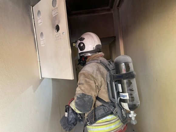 İSKENDERUN’DA ELEKTRİK PANOSUNDAN ALEVLER YÜKSELDİ