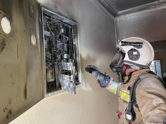 İSKENDERUN’DA ELEKTRİK PANOSUNDAN ALEVLER YÜKSELDİ