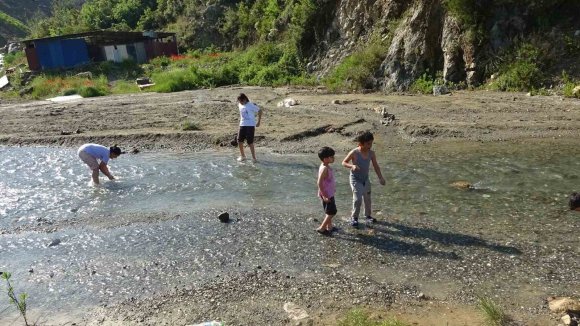 SICAK HAVADAN BUNALAN ÇOCUKLAR DEREDE SERİNLEDİ