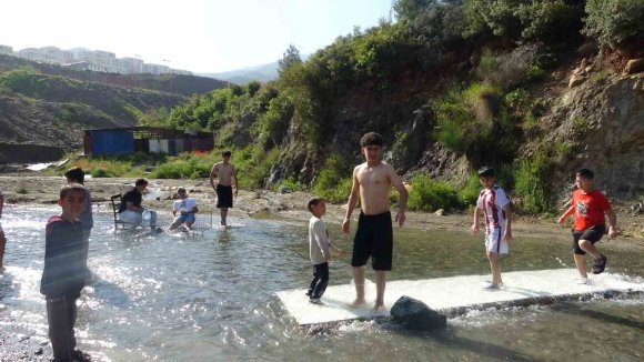 SICAK HAVADAN BUNALAN ÇOCUKLAR DEREDE SERİNLEDİ