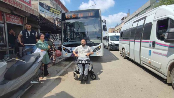 ENGELLİ VATANDAŞ BELEDİYE OTOBÜSÜNE POLİS EŞLİĞİNDE BİNEBİLDİ