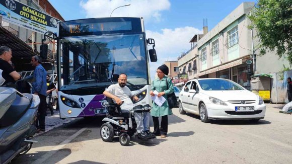 ENGELLİ VATANDAŞ BELEDİYE OTOBÜSÜNE POLİS EŞLİĞİNDE BİNEBİLDİ