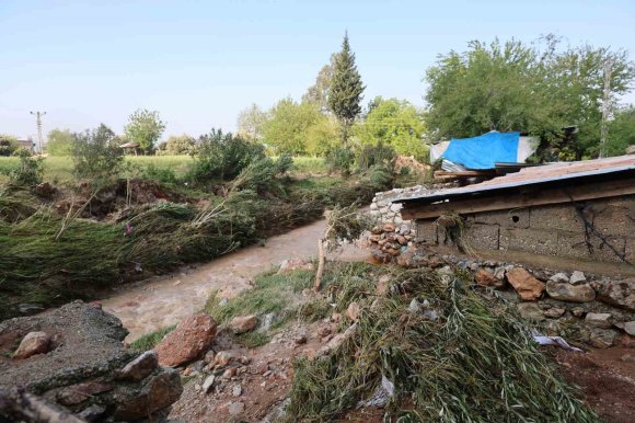 KOZAN’DAKİ SELDE HAYVANLARI TELEF OLAN KADIN: "BİR ANDA SEL GELDİ, AHIRIN ÜSTÜNÜ AŞTI"