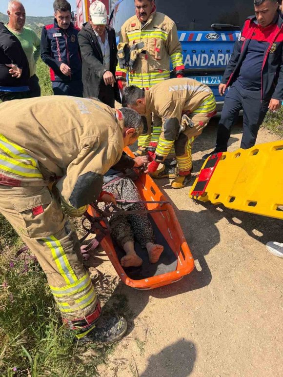 ANTAKYA’DA TRAKTÖRÜN ALTINDA KALAN KADIN YARALANDI