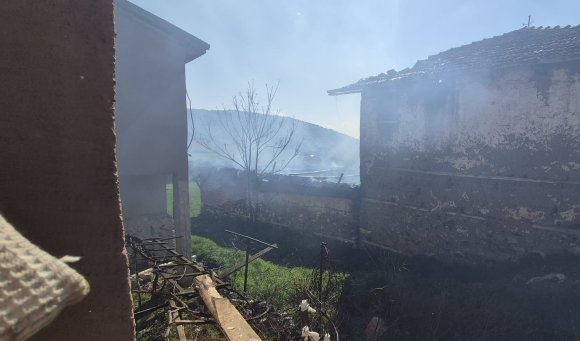 BURDUR’DA ÇIKAN YANGINDA EV VE AHIR ZARAR GÖRDÜ
