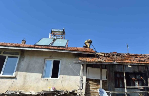 BURDUR’DA ÇIKAN YANGINDA EV VE AHIR ZARAR GÖRDÜ