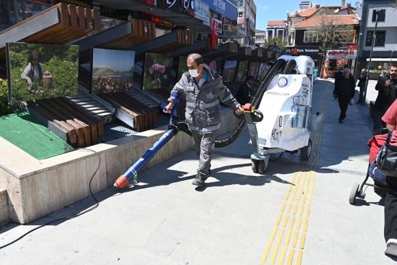AKÜLÜ SÜPÜRGELER ISPARTA SOKAKLARINDA