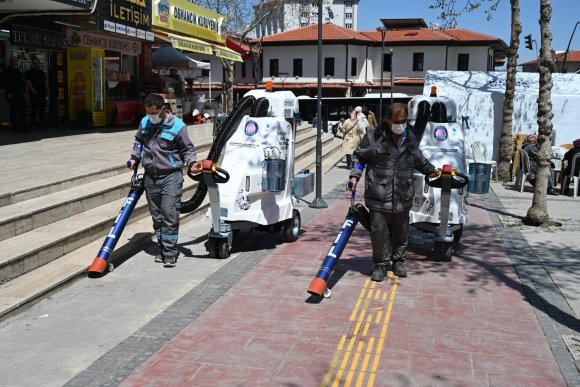 AKÜLÜ SÜPÜRGELER ISPARTA SOKAKLARINDA
