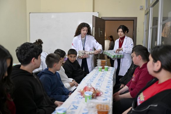 SİLİFKE’DE AŞHANEDEN HER GÜN YÜZLERCE KİŞİYE SICAK YEMEK DESTEĞİ