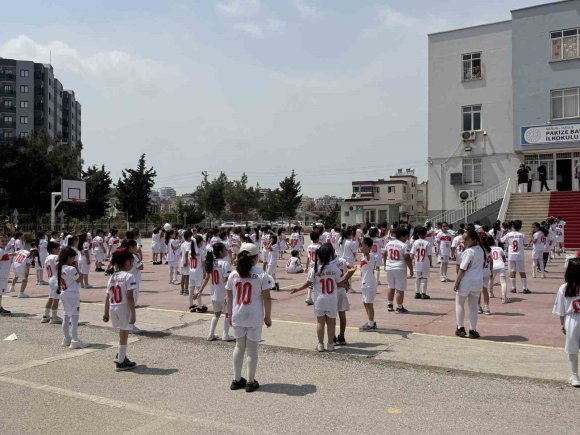 YÜZLERCE ÖĞRENCİDEN ARDA GÜLER’E "10 NUMARA" DAVET