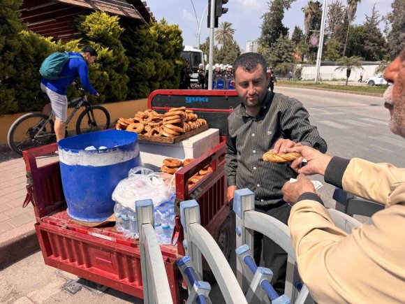 ADANA’DA SİMİTÇİLER VE SU SATICILARI BARİYERLERİN ARKASINDA ÇALIŞMAYA DEVAM ETTİ