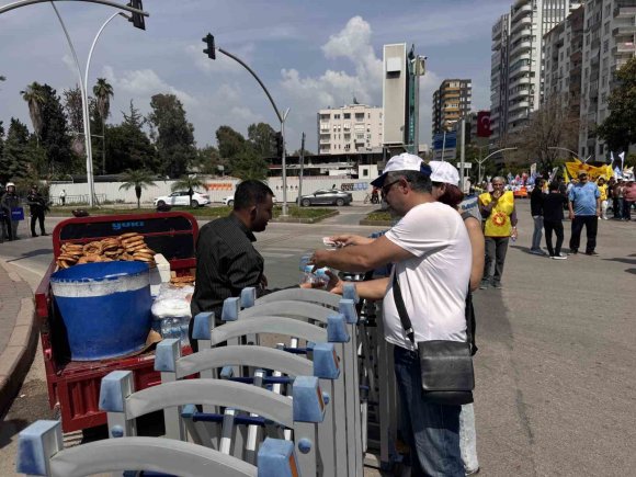 ADANA’DA SİMİTÇİLER VE SU SATICILARI BARİYERLERİN ARKASINDA ÇALIŞMAYA DEVAM ETTİ