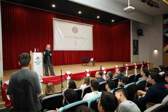 REKTÖR ÖZKAN’DAN LİSE ÖĞRENCİLERİYLE UFUK AÇICI SOHBET
