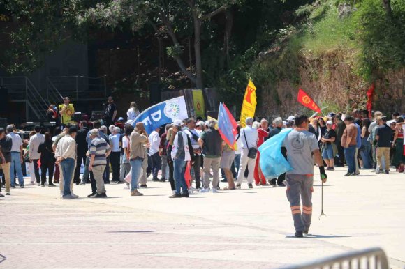 1 MAYIS KUTLAMALARINDA YÜRÜYEN İŞÇİLERLE ÇALIŞAN İŞÇİLER AYNI KAREDE