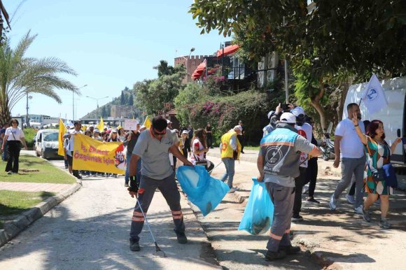 1 MAYIS KUTLAMALARINDA YÜRÜYEN İŞÇİLERLE ÇALIŞAN İŞÇİLER AYNI KAREDE