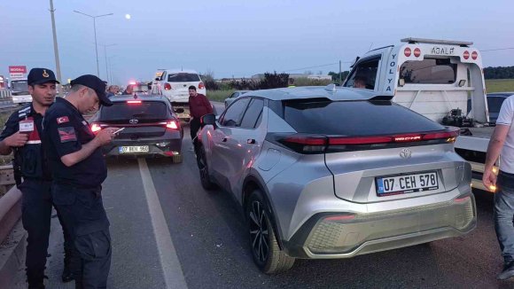 MANAVGAT’TA 3 ARAÇLI ZİNCİRLEME KAZA: 2 YARALI