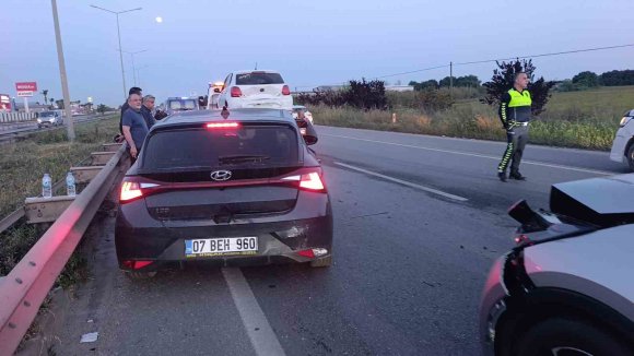 MANAVGAT’TA 3 ARAÇLI ZİNCİRLEME KAZA: 2 YARALI