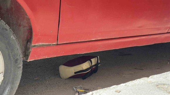 BURDUR’DA KAPIDA UNUTULAN ÇANTADAN HIRSIZLIK YAPAN ŞAHISLAR YAKALANDI