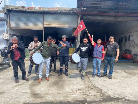 OSMANİYE’DE SANAYİ ESNAFINDAN 1 MAYIS’A DAVUL ZURNALI KUTLAMA