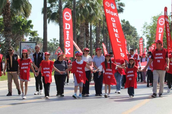 MERSİN’DE 1 MAYIS COŞKUYLA KUTLANDI