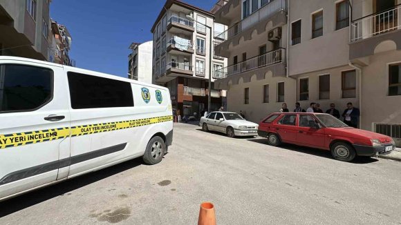 BURDUR’DA KAPIDA UNUTULAN ÇANTADAN HIRSIZLIK YAPAN ŞAHISLAR YAKALANDI