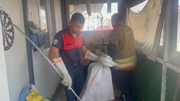 ANTAKYA’DA EVE GİREN YILANI İTFAİYE YAKALADI