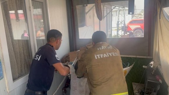 ANTAKYA’DA EVE GİREN YILANI İTFAİYE YAKALADI