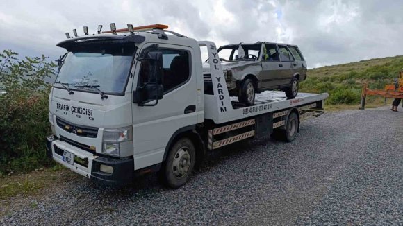 MANAVGAT’TA 40 METRELİK ŞARAMPOLE UÇAN ARAÇTAKİ 2 KİŞİ YARALANDI