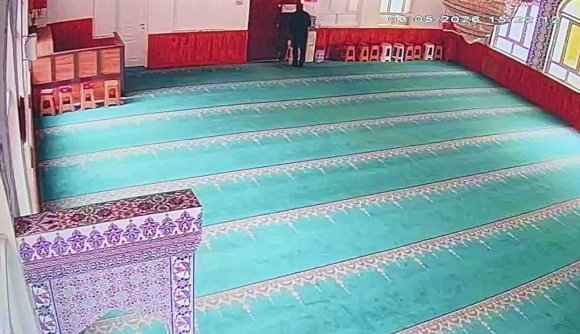 CAMİNİN SADAKA KUTUSUNDAN HIRSIZLIK KAMERADA