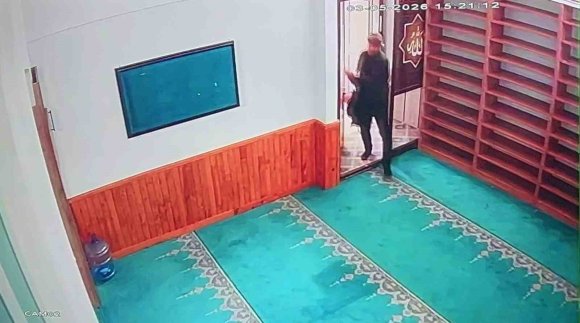 CAMİNİN SADAKA KUTUSUNDAN HIRSIZLIK KAMERADA