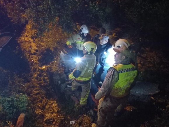 SAMANDAĞ’DA ŞARAMPOLE DEVRİLEN OTOMOBİLİN SÜRÜCÜSÜ YARALANDI