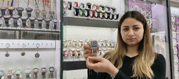 BİRİNİ SATIN ALDI, DİĞERİNİ ÇALDI: O ANLAR KAMERADA
