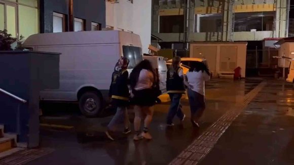 İSKENDERUN’DA GÜNÜBİRLİK APARTLARA FUHUŞ OPERASYONU: 3 GÖZALTI