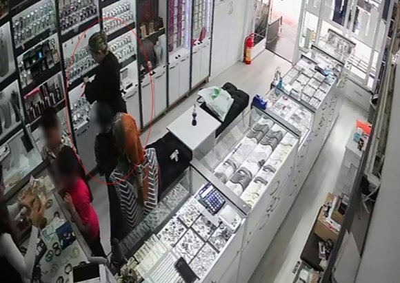 BİRİNİ SATIN ALDI, DİĞERİNİ ÇALDI: O ANLAR KAMERADA