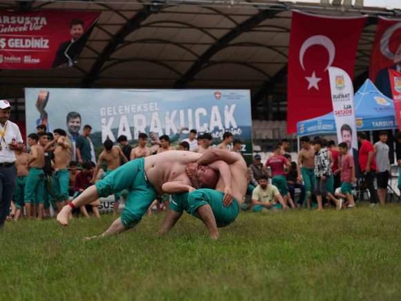 TARSUS’TA ER MEYDANI DOLDU: 455 GÜREŞÇİ KIYASIYA MÜCADELE ETTİ