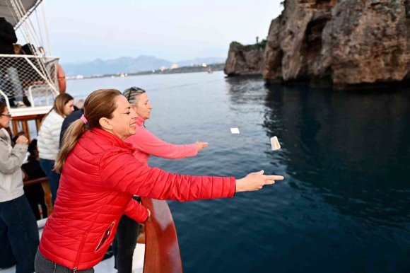 HIDIRELLEZ’DE DİLEKLER AKDENİZ’İN MAVİ SULARINA BIRAKILDI