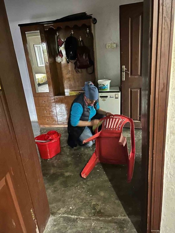 ERZİN’DE YAŞLI VATANDAŞLARIN EVİNDE VEFA TEMİZLİĞİ GERÇEKLEŞTİRİLİYOR